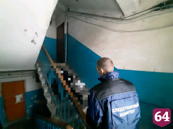 Жильцы дома нашли в подъезде мертвого соседа 