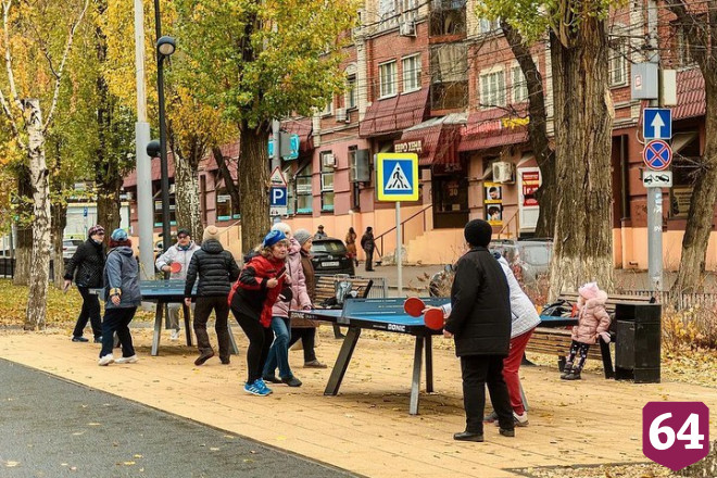 В Саратове пенсионерки занимают очередь к настольному теннису