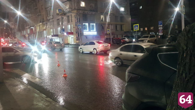 Вечером в Саратове сбили девушку и женщину