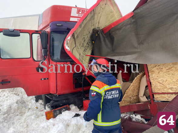 Водителя зажало в грузовике после ДТП под Саратовом