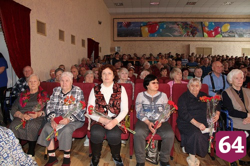 В энгельсском интернате пел Сметанников и вручали юбилейные медали 