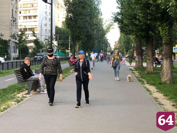 Жители Саратова снова вышли на прогулку без масок