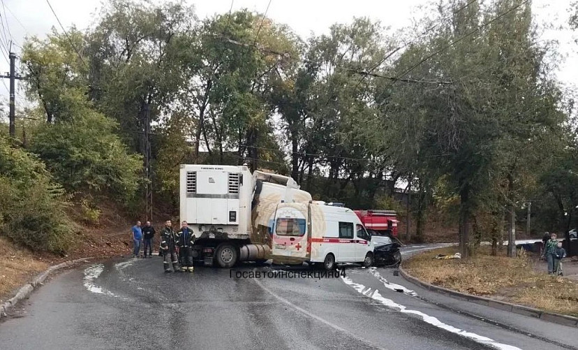 В Саратове ДТП с грузовиком заблокировало дорогу