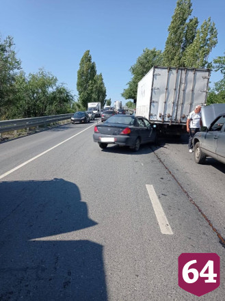 В Саратове пассажирка иномарки покалечилась в ДТП с грузовиком