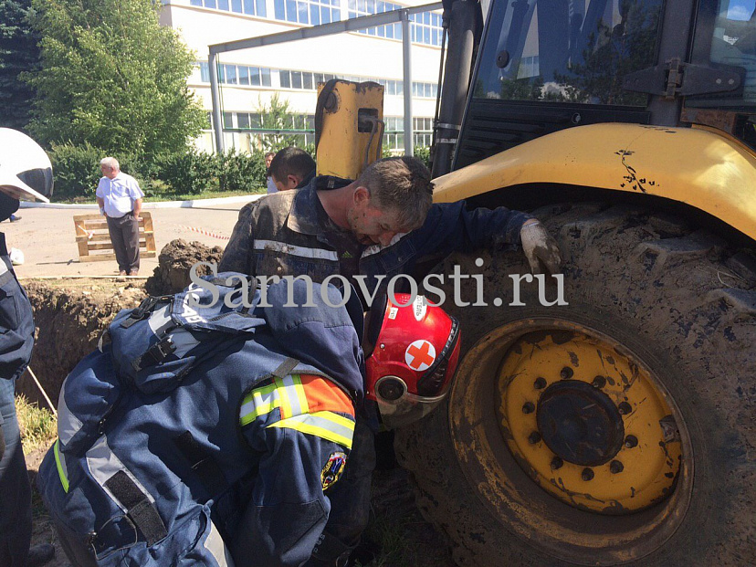 В Саратове рабочего завалило землей в траншее