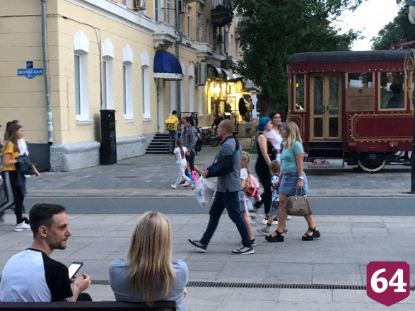 Жители Саратова снова вышли на прогулку без масок