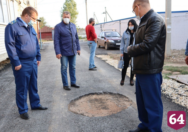 Фонари на площади саратовцы сравнили с виселицами 