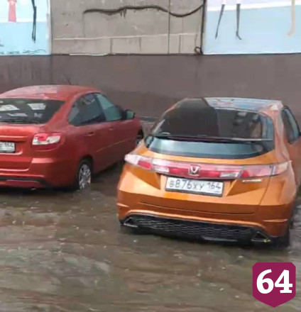 В Саратове после ливня автомобили «поплыли» по улицам