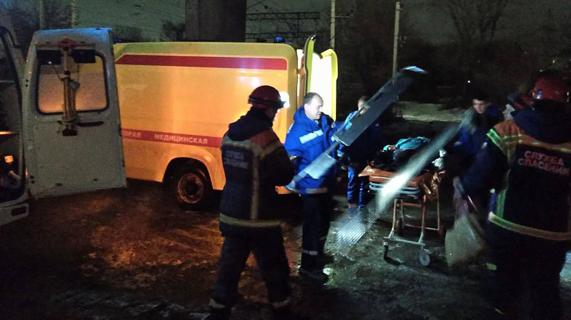 В Саратове спасатели извлекли из-под поезда женщину