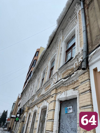 Саратовец рассказал об опасной крыше у медцентра