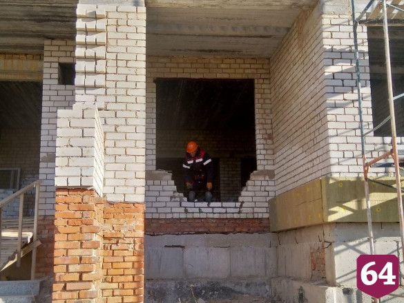 Под Саратовом спустя 15 лет возобновили строительство школы 