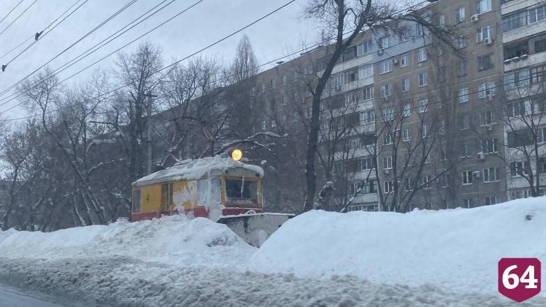 В Саратове из-за снегопада продолжают стоять трамваи