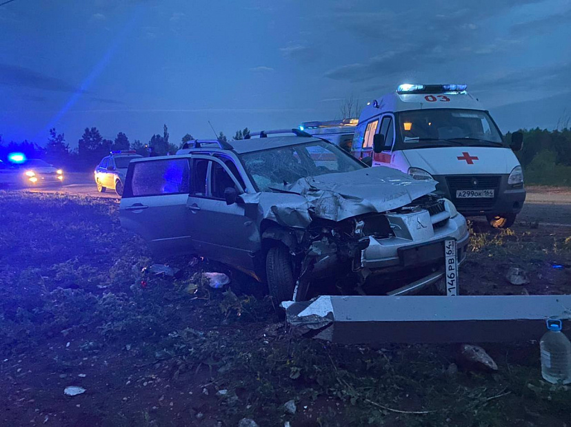 Два человека пострадали при столкновении иномарки со столбом под Саратовом 