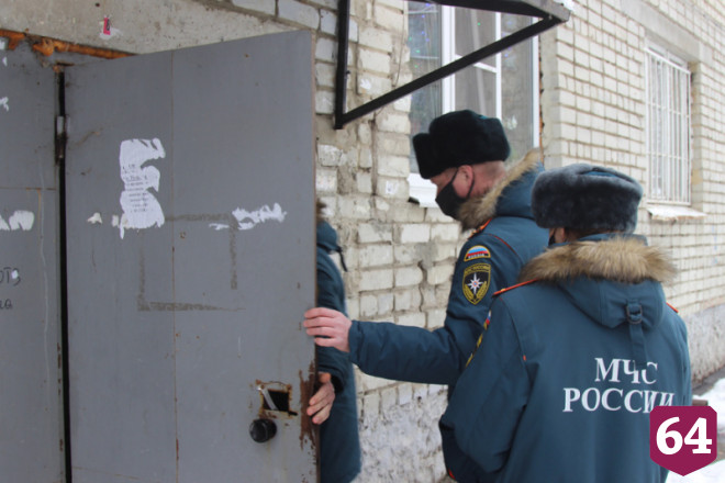 На пожаре в подвале саратовской пятиэтажки спасли бомжа