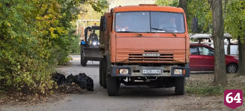 Глава района присоединился к субботнику в Энгельсе