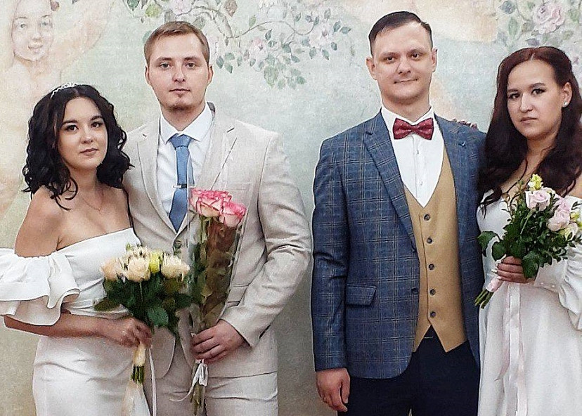 В Саратове двойняшки сыграли две свадьбы в один день