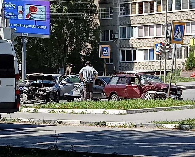 В аварии на Большой Садовой покалечилась пассажирка кроссовера