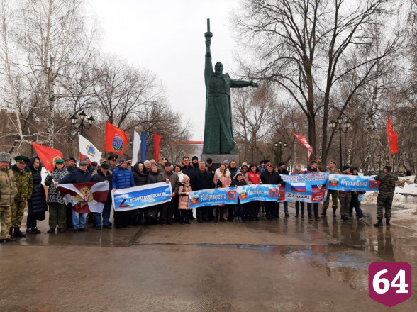 В Саратове автомобилисты поддержали бронепробег Росгвардии