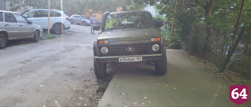 В Саратове автохамы заняли тротуар на пути к школе