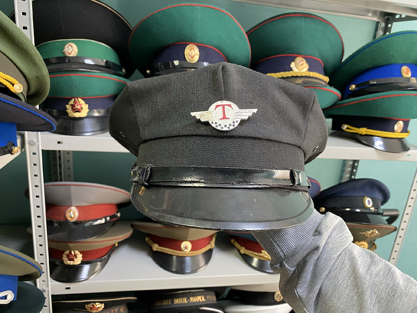 Подполковник коллекционирует фуражки героев Папанова и Садальского