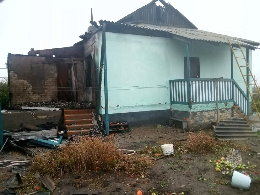 На пожаре под Саратовом погибли отец с сыном