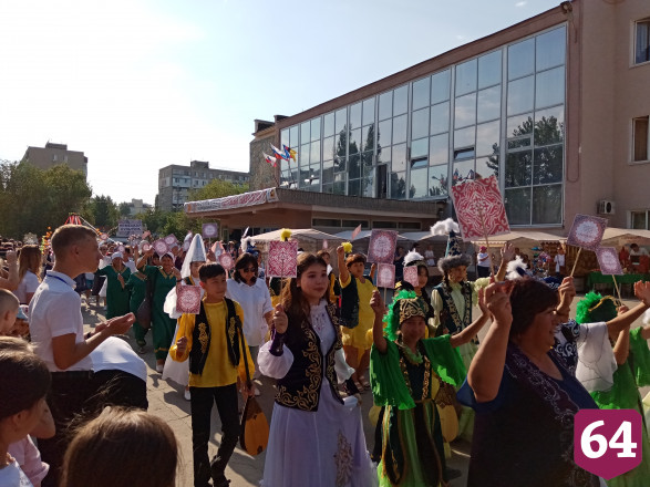 В Энгельсе провели парад национальностей 