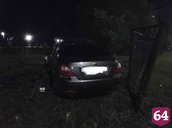 В Саратове водитель иномарки снес забор парка и сбежал