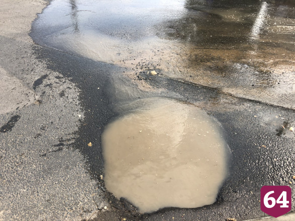 В Саратове водители молятся, чтобы не угодить в дорожную яму
