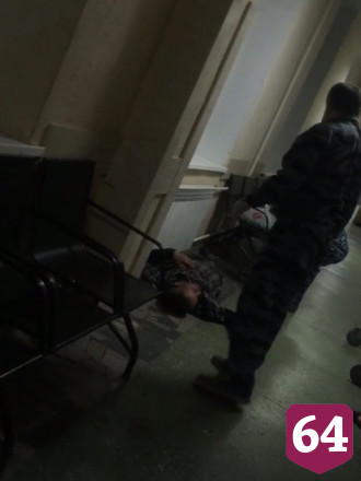 В больнице под Саратовом безногого инвалида скинули с каталки на пол