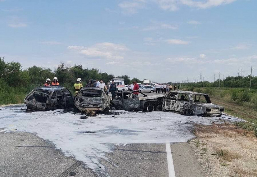 В массовой аварии под Саратовом сгорел человек