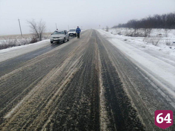 Под Саратовом опрокинулся автомобиль с тремя детьми 