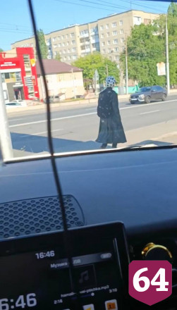 Саратовцев удивила «бедуинка» в плаще в аномальную жару