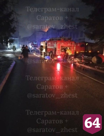 В Саратове 50 пожарных тушили здание на территории завода