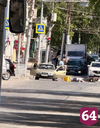 В центре Саратова курьер службы доставки попал в ДТП