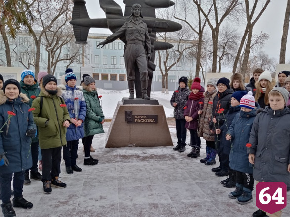 Саратовские школьники почтили память знаменитой летчицы