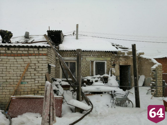 Пожарные тушили под Саратовом дом на две семьи