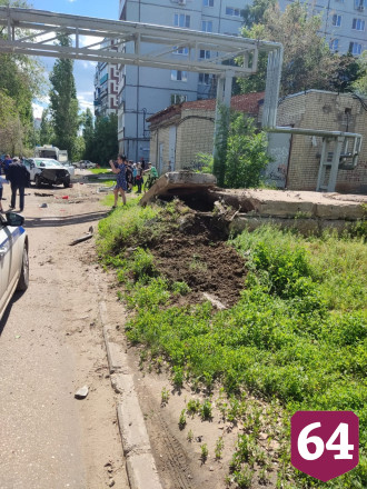Водитель кроссовера погиб после наезда на тепловую камеру под Саратовом