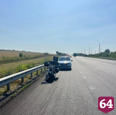 Саратовские автоинспекторы помогли байкерам устранить поломку на трассе
