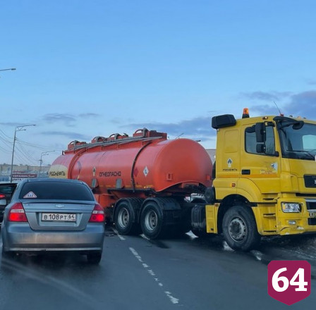 В Саратове бензовоз протаранил легковушку