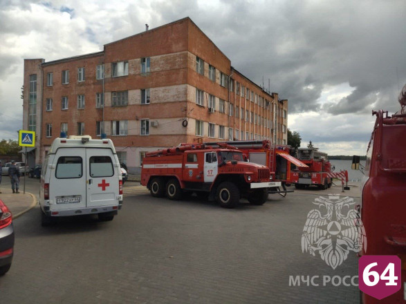 Саратовские пожарные эвакуировали 10 жильцов горящего дома