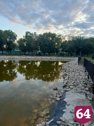 Саратовцы через забор пробираются в городской сквер