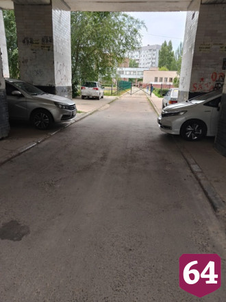 Автохамы оккупировали арку жилого дома