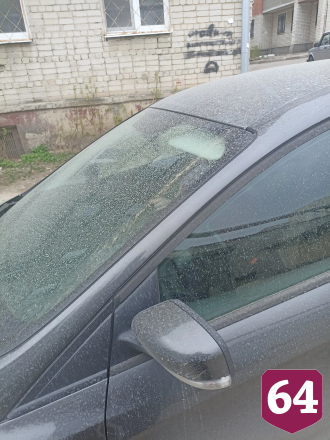 Саратовцев удивил «пепел с Камчатки» на припаркованных автомобилях