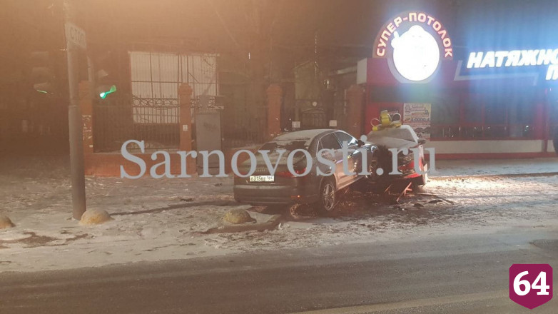 В Саратове иномарка протаранила подарочный автомобиль с бантом