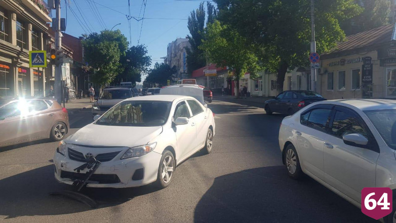 Автоледи попала в больницу после ДТП в центре Саратова