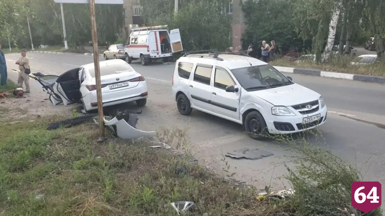 В Саратовской области водитель и пассажир «Лексуса» разбились в ДТП