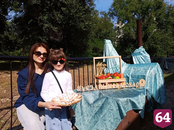 На саратовском фестивале самоваров кормили пловом и катали на ослике