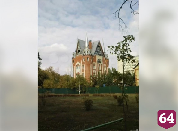 В горпарке Саратова продают особняк в виде замка