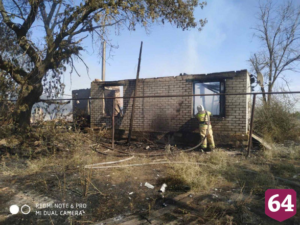 Под Саратовом сгорели 4 гектара травы и два дома