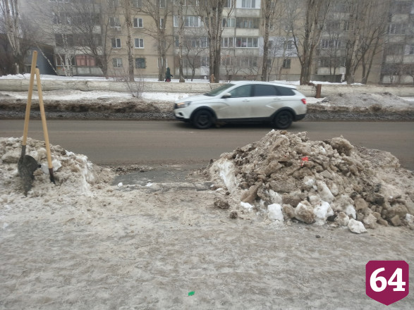 Житель Саратова чистит улицы от снега «из любви к городу»